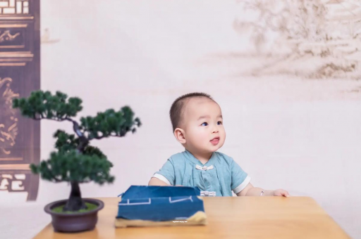 库尔勒怀孕肚子中间凹两边凸